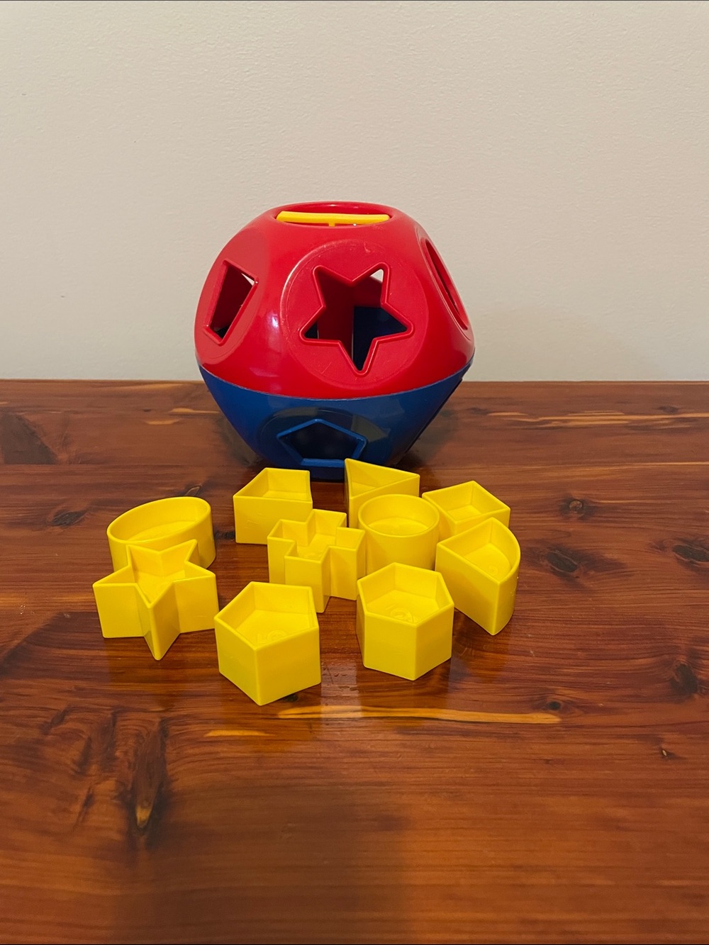 Tupperware Vintage Shape O Ball Toy Sorter in Red & Blue with  10 Yellow Shapes.